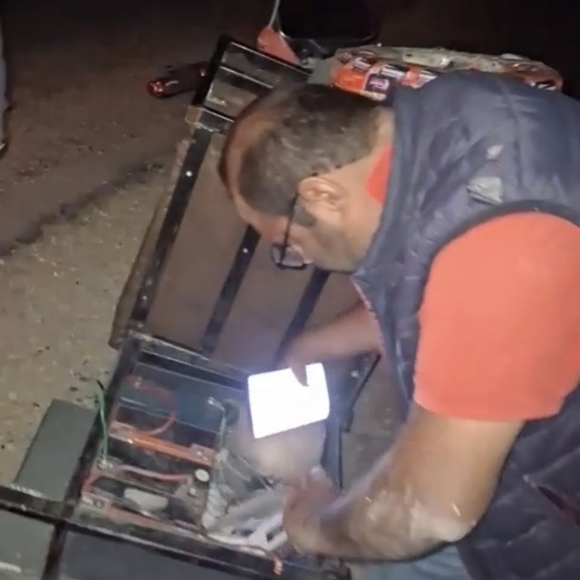 Engelli aracı ile kaza yapan vatandaşın yardımına vatandaşlar koştu