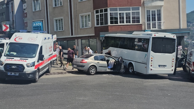 Halk otobüsü ile otomobil çarpıştı: 7 yaralı