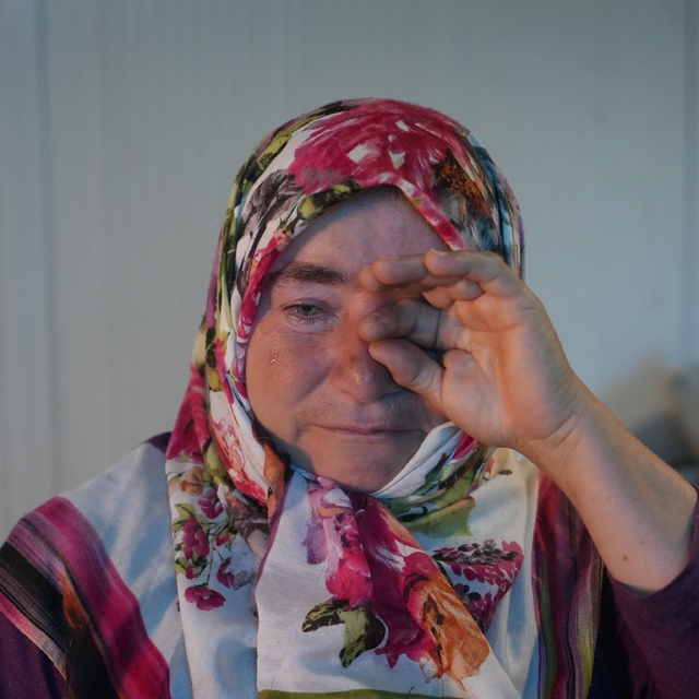 Evleri küle döndü, yardım parasıyla ev yaptırmak isterken konteynere mahkum...