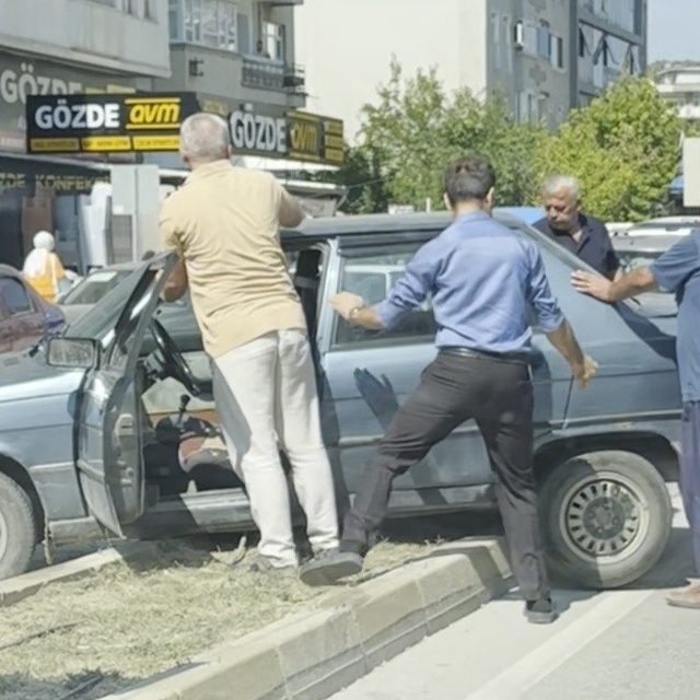 Boyabat'ta trafik kazası: Otomobil refüje çıktı