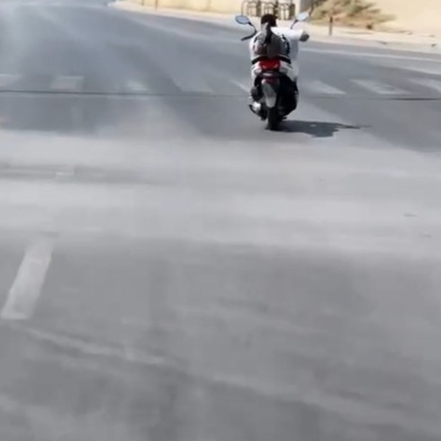 Alanya'da motosikletlinin tehlikeli hareketleri kamerada