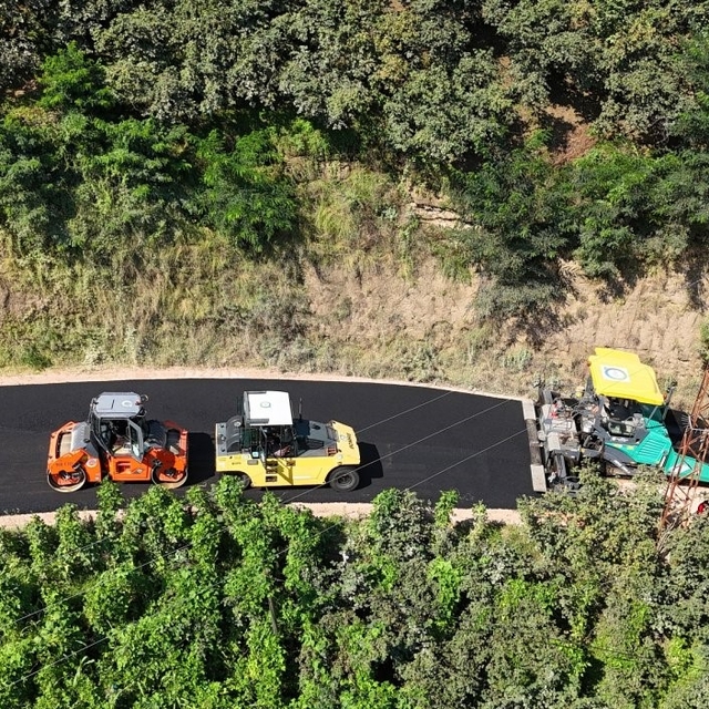 Ordu Büyükşehir, 2 ilçede mahalleleri bağlayan yolu sıcak asfaltla buluştur...