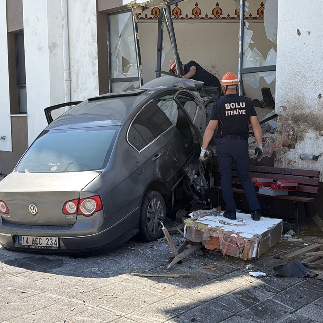 84 metre savrulan otomobil caminin imam odasına daldı