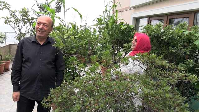 102 saksıyla köy hayatını apartman balkonuna taşıdılar