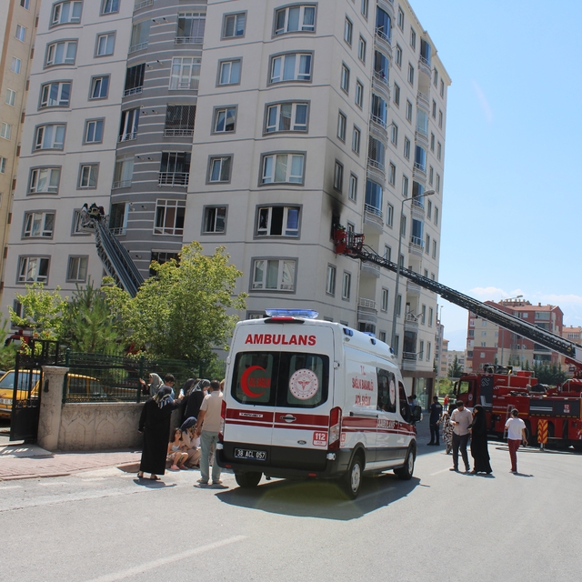 Kayseri'de 9 katlı binada yangın çıktı: 1'i çocuk 3 kişi mahsur kaldı