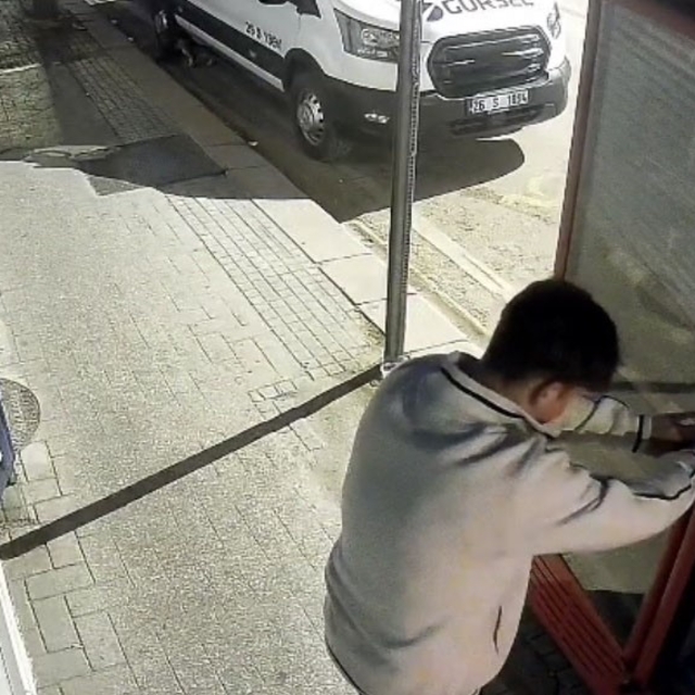 Eskişehir'de 2 çocuk kilitli meşrubat dolabını böyle zorladı