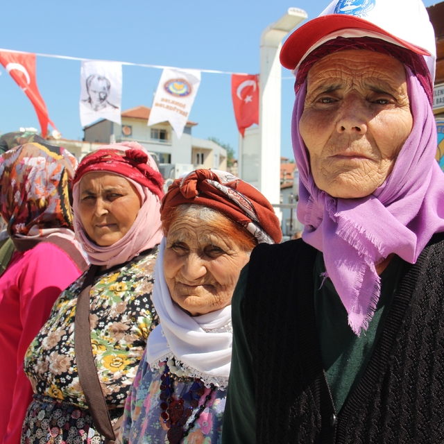 Selendi'de 113 kadın üreticiye süt soğutma tankı desteği