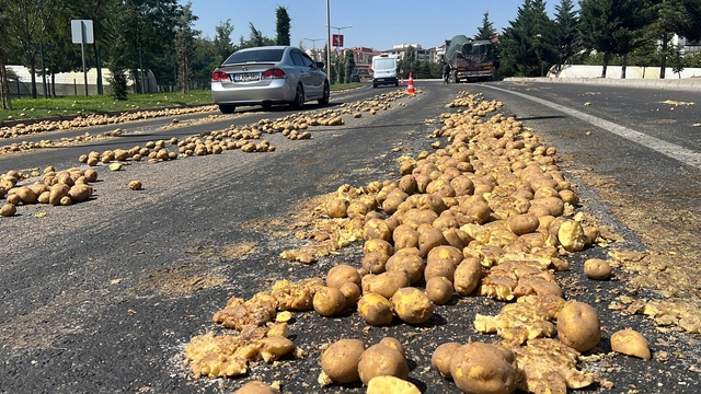 TIR'ın dorsesindeki 1 ton patates yola döküldü, ulaşım aksadı