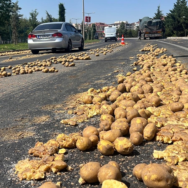 TIR'ın dorsesindeki 1 ton patates yola döküldü, ulaşım aksadı