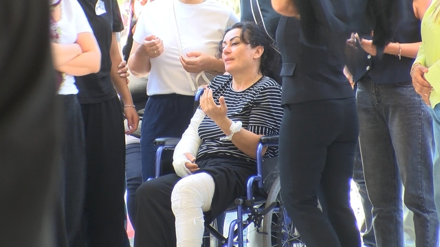 Katledilen baba ve oğlu defnedildi: Anne cenazeye tekerlekli sandalyeyle katıldı