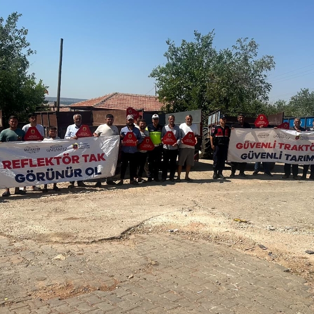 Trafik jandarmasından güvenli tarım eğitimi ve reflektör dağıtımı