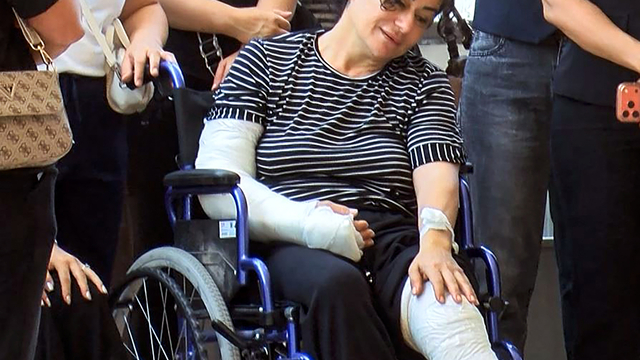 Silahlı kavgada öldürülen eşi ve oğlunun cenazesine yaralı halde tekerlekli sandalyeyle katıldı