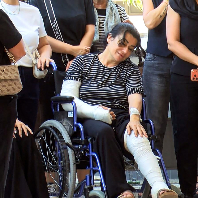 Silahlı kavgada öldürülen eşi ve oğlunun cenazesine yaralı halde tekerlekli...
