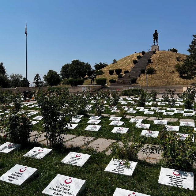 Öğrenciler 510 şehit mezarının taşını okul atölyesinde yapıp mezarları yeni...