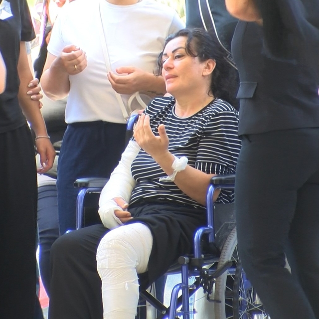 Katledilen baba ve oğlu defnedildi: Anne cenazeye tekerlekli sandalyeyle ka...