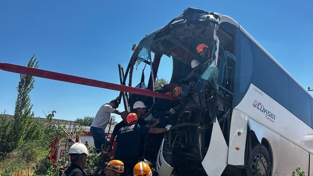 Diyarbakır'da otobüs şarampole devrildi: 2 yaralı