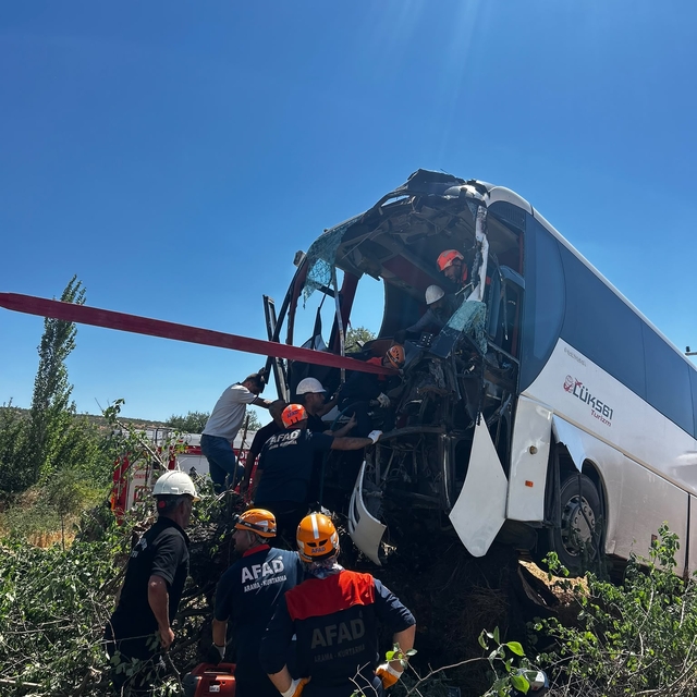 Diyarbakır'da otobüs şarampole devrildi: 2 yaralı
