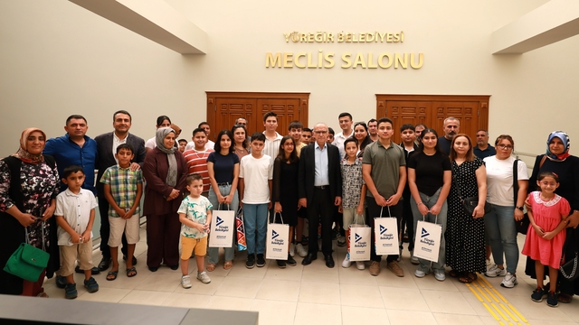 Yüreğir'de başarılı öğrencilere tablet ödülü