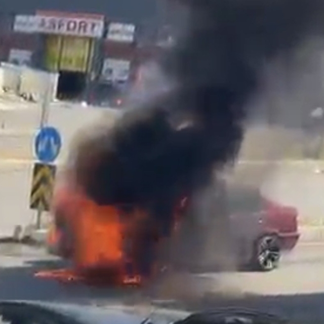 Seyir halindeki otomobilde yangın çıktı