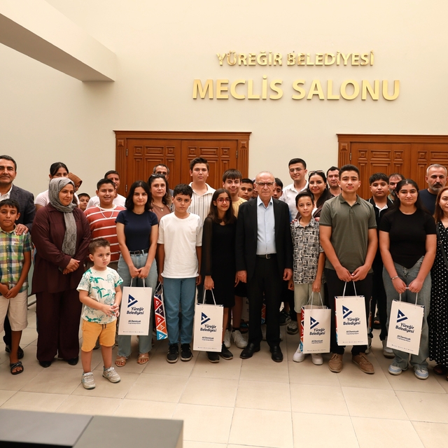 Yüreğir'de başarılı öğrencilere tablet ödülü