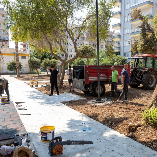 Mersin'de iki park baştan sona yenileniyor