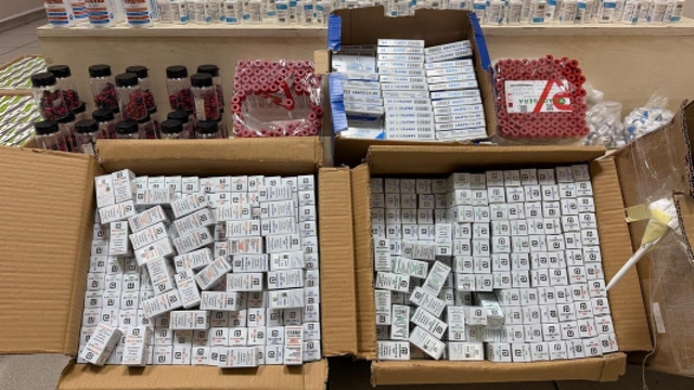 İzmir'de gümrük kaçağı steroid etken maddeli ilaç operasyonu