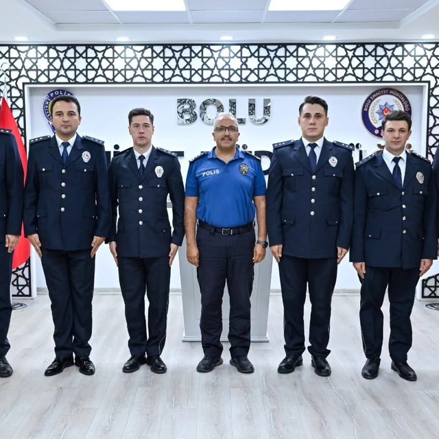 Bolu'da başkomiserliğe terfi eden polislere rütbeleri takıldı