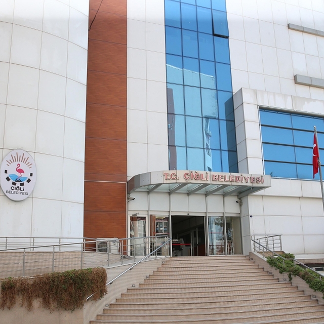 Belediye başkanının park halindeki makam aracına silahlı saldırı; 1 gözaltı