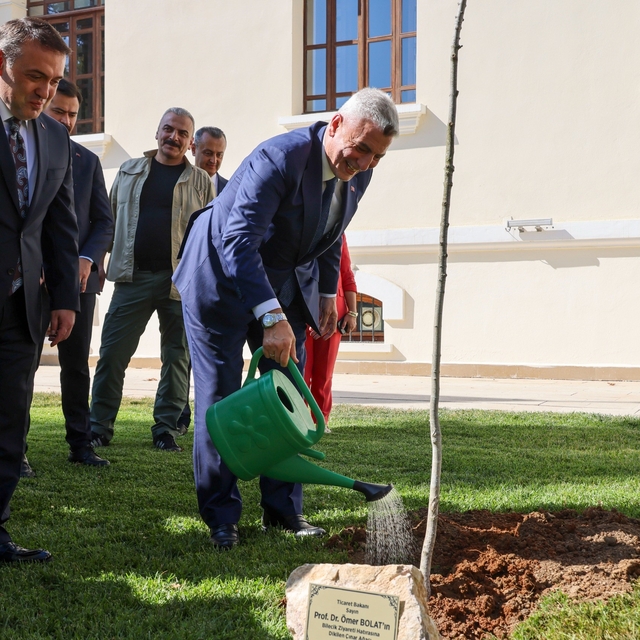 Bakan Bolat, Bilecik Valiliği bahçesinde adını taşıyan çınar fidanını diker...