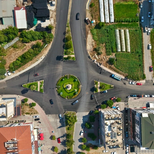 Alanya Mahmutlar Mahallesi'nde sıcak asfalt çalışmaları ilerliyor