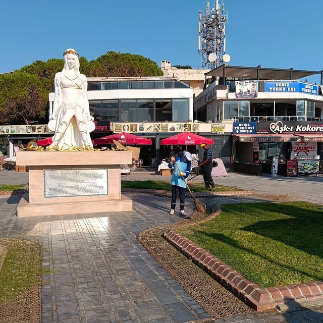 Didim Belediyesi yeşil alanlarda bakım ve düzenleme çalışmalarını sürdürüyo...