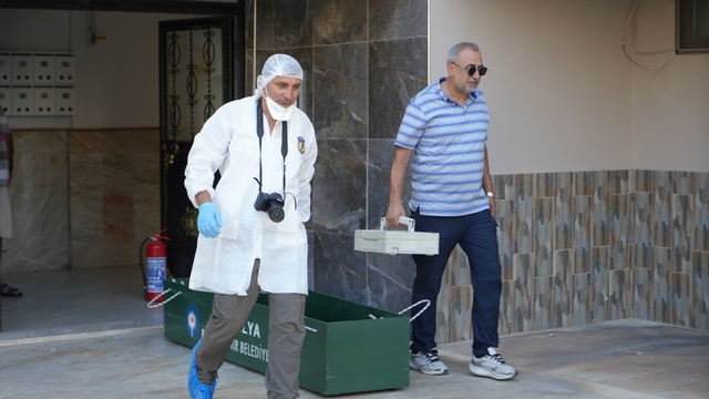 Evde ölü bulunan anne ile kızının cenazeleri Adli Tıp Kurumu morguna gönderildi
Komşuları en son 10 gün önce görmüş