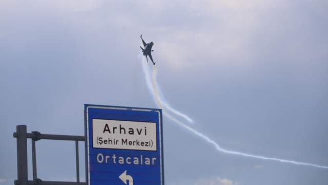 SOLOTÜRK'ten Arvin'de nefes kesen gösteri uçuşu