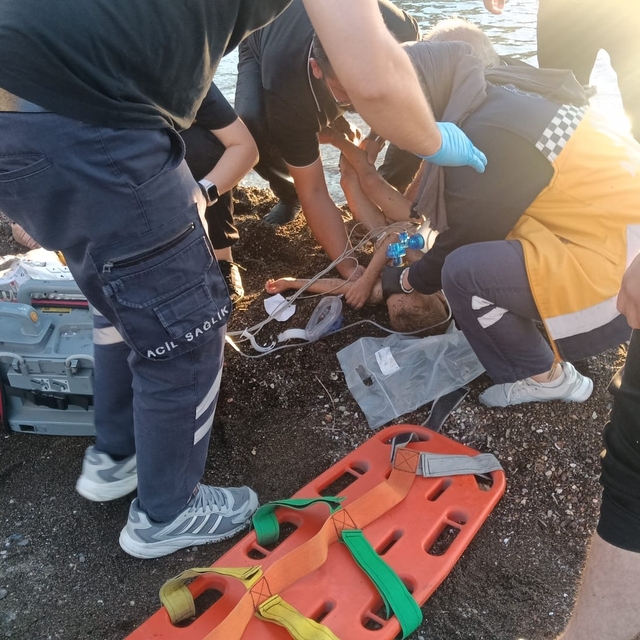 Ordu'da ailesiyle denize giren çocuk boğulma tehlikesi geçirdi