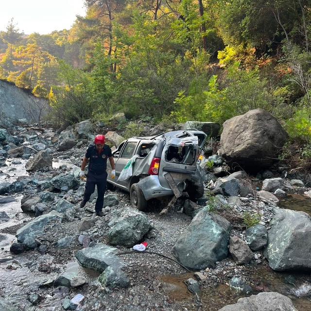 Osmaniye'de otomobil 50 metrelik uçurumdan dereye uçtu: 1 ölü, 1 yaralı