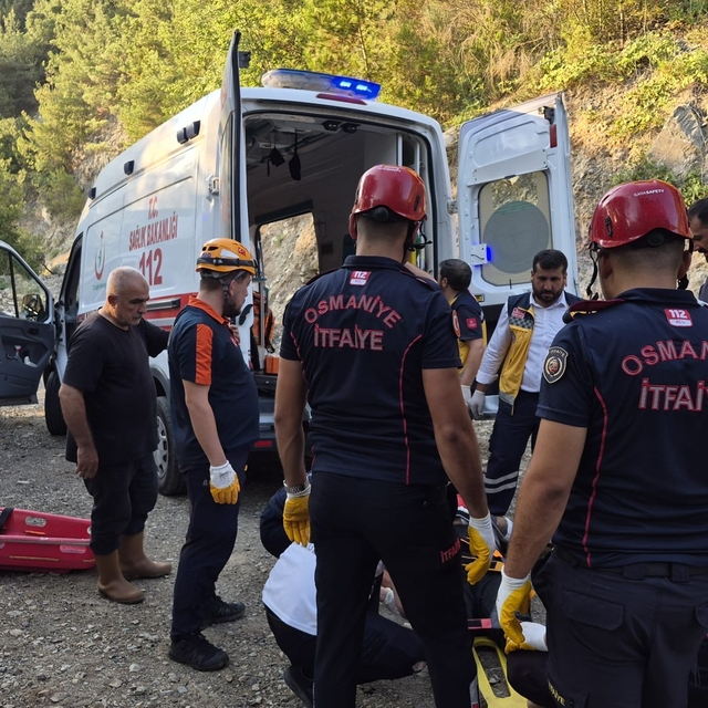 Otomobil, 50 metre yükseklikten dere yatağına düştü: 1 ölü, 1 yaralı
