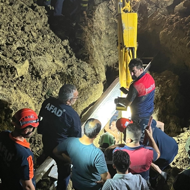 Toprak altında kalan baba oğul kurtarıldı