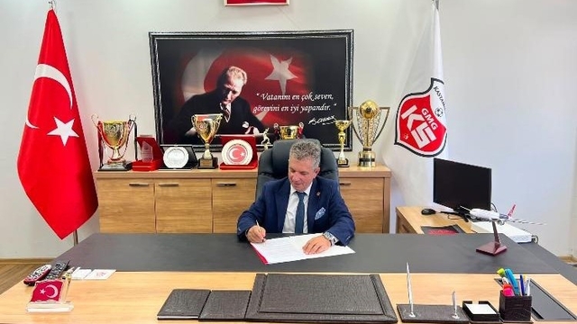 Yönetim kurulu üyelerini istifaya davet eden Kastamonuspor Başkanı görevden alındı