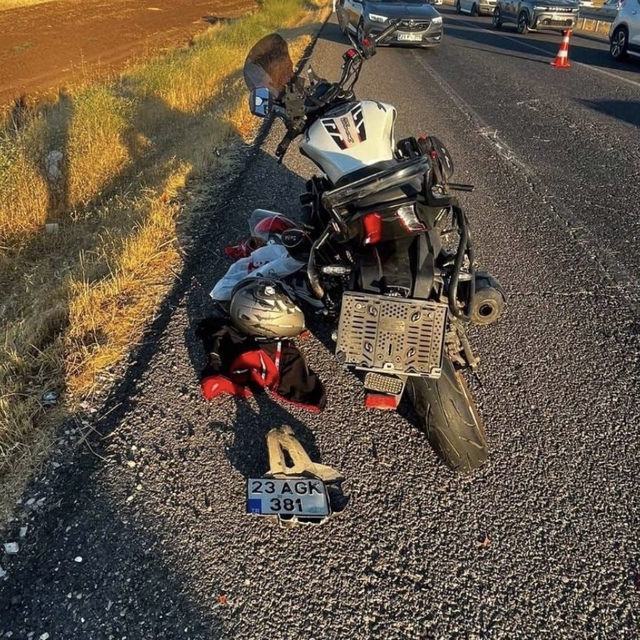 Diyarbakır'da kamyonet ile motosiklet çarpıştı: 1 ölü, 1 yaralı