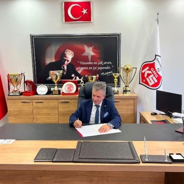 Yönetim kurulu üyelerini istifaya davet eden Kastamonuspor Başkanı görevden...