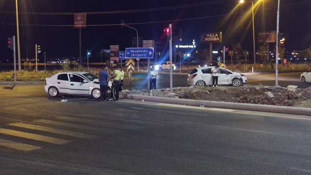 Diyarbakır'da 2 otomobilin çarpıştığı kazada 7 kişi yaralandı