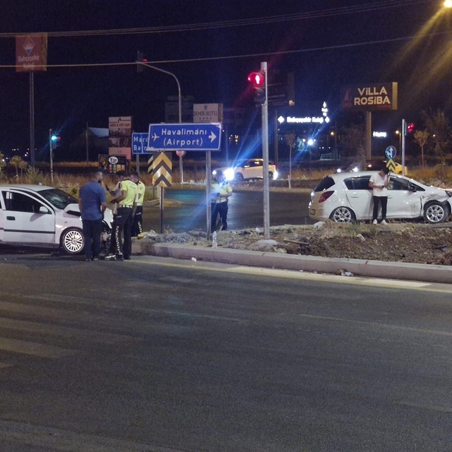 Diyarbakır'da 2 otomobilin çarpıştığı kazada 7 kişi yaralandı