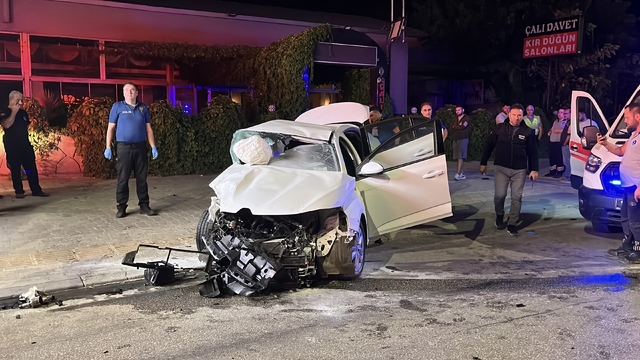 Bursa'da otomobil ile jip çarpıştı: 2 güvenlik görevlisi hayatını kaybetti
Kavşakta can pazarı: 2 ölü, 2 yaralı