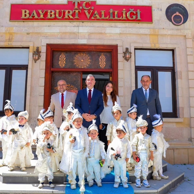 Vali Eldivan sünnet olan çocukları makamında ağırladı