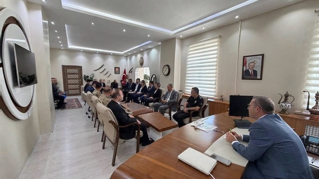 Kars Valisi Polat, Arpaçay'da kurum yöneticileriyle bir araya geldi