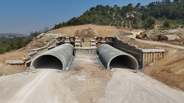 Amanos dağları bin 200'ün üzerinde personel ve 223 iş makinesiyle aşılıyor