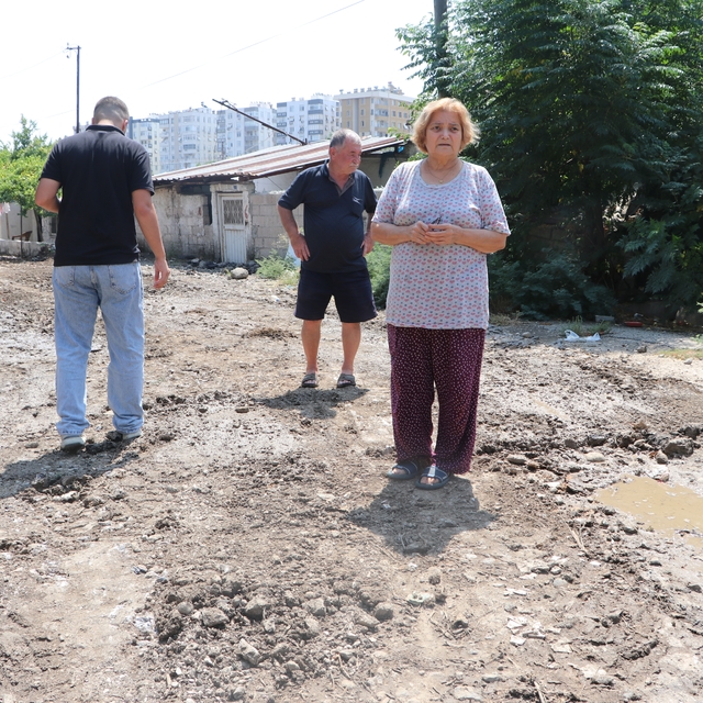 Mahalleliden bozuk yol tepkisi: "Kağnı geçmeye çalışsa geçemez"
"Hizmeti gö...