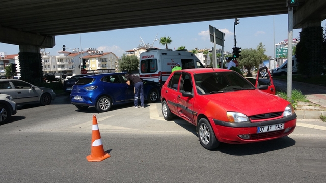 Antalya'da iki otomobil çarpıştı: 1 yaralı