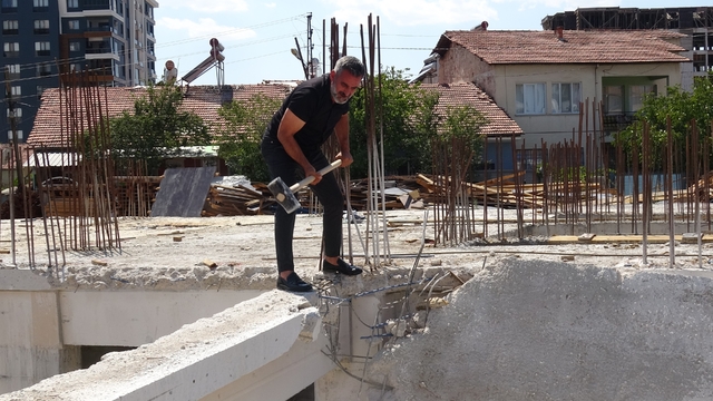 Malatya'da müteahhit kalitesiz beton nedeniyle kendi inşaatını ihbar etti
Kendi inşaatını ihbar eden müteahhit balyozla beton testi yaptı
