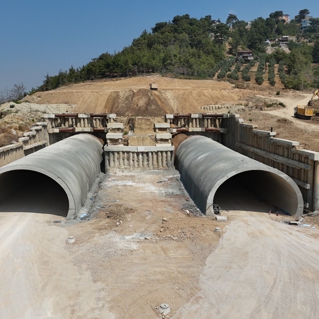 Amanos dağları bin 200'ün üzerinde personel ve 223 iş makinesiyle aşılıyor